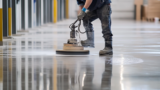 hugosilva5328_A_worker_is_using_an_electric_floor_polishing_mac_e11efb49-3568-41b6-b309-1310b109a661